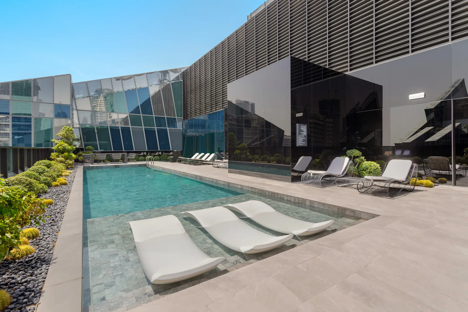 davinci-tower-by-pagani-rooftop-pool-lounge-area-city-view